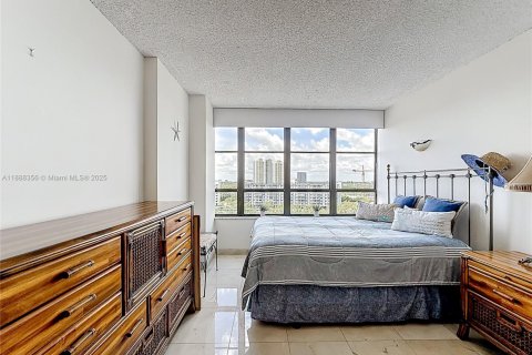Condo in Hallandale Beach, Florida, 2 bedrooms  № 1938616 - photo 29