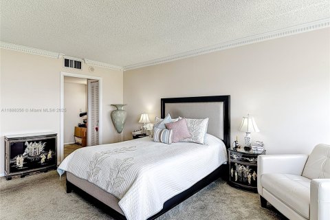 Condo in Hallandale Beach, Florida, 2 bedrooms  № 1938616 - photo 25