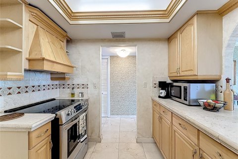 Condo in Hallandale Beach, Florida, 2 bedrooms  № 1938616 - photo 13