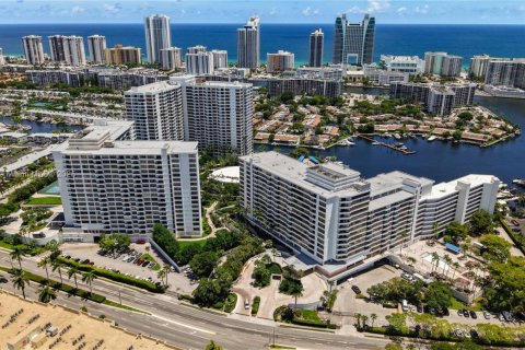 Condo in Hallandale Beach, Florida, 2 bedrooms  № 1938616 - photo 1