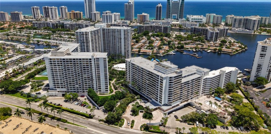 Condo in Hallandale Beach, Florida, 2 bedrooms  № 1938616