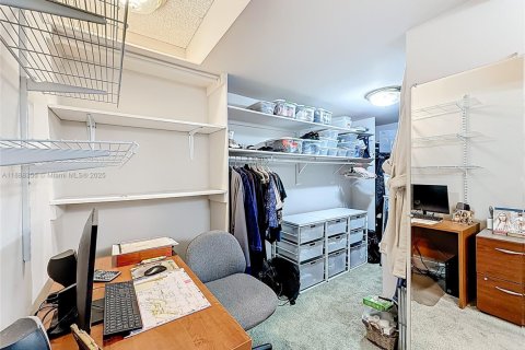 Condo in Hallandale Beach, Florida, 2 bedrooms  № 1938616 - photo 21