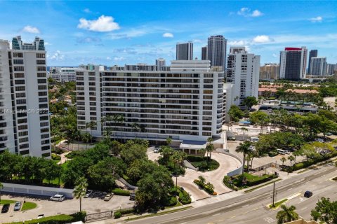 Condo in Hallandale Beach, Florida, 2 bedrooms  № 1938616 - photo 4