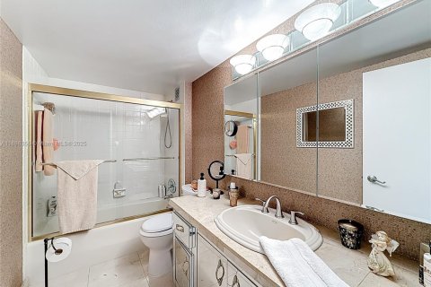 Condo in Hallandale Beach, Florida, 2 bedrooms  № 1938616 - photo 23