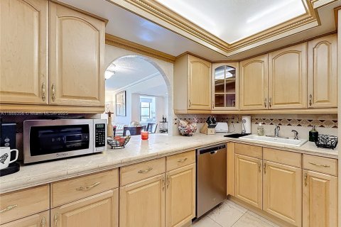 Condo in Hallandale Beach, Florida, 2 bedrooms  № 1938616 - photo 10
