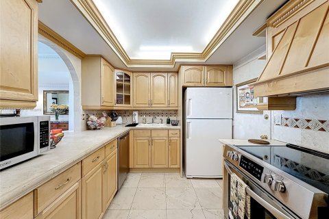Condo in Hallandale Beach, Florida, 2 bedrooms  № 1938616 - photo 11