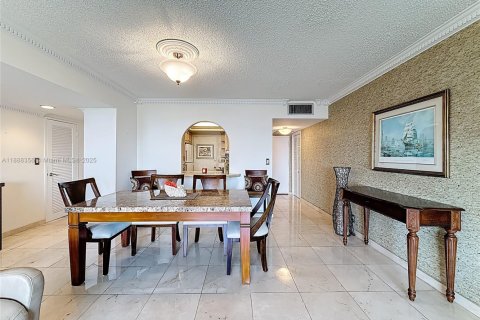 Condo in Hallandale Beach, Florida, 2 bedrooms  № 1938616 - photo 15