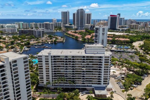 Condo in Hallandale Beach, Florida, 2 bedrooms  № 1938616 - photo 3