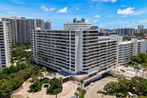 Condo in Hallandale Beach, Florida, 2 bedrooms  № 1938616 - photo 5