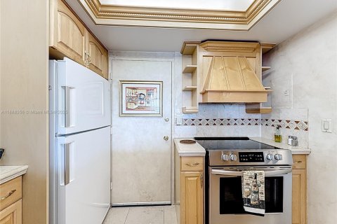 Condo in Hallandale Beach, Florida, 2 bedrooms  № 1938616 - photo 12