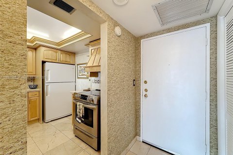 Condo in Hallandale Beach, Florida, 2 bedrooms  № 1938616 - photo 8