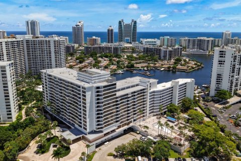 Condo in Hallandale Beach, Florida, 2 bedrooms  № 1938616 - photo 2