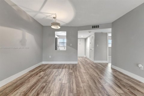 Condo in Sunrise, Florida, 2 bedrooms  № 1864174 - photo 13