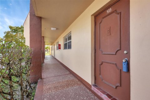 Condo in Sunrise, Florida, 2 bedrooms  № 1864174 - photo 4