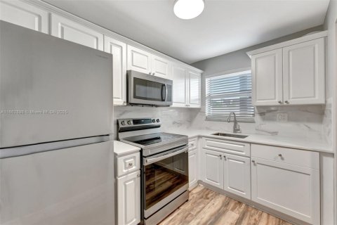 Condo in Sunrise, Florida, 2 bedrooms  № 1864174 - photo 8