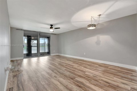 Condo in Sunrise, Florida, 2 bedrooms  № 1864174 - photo 12