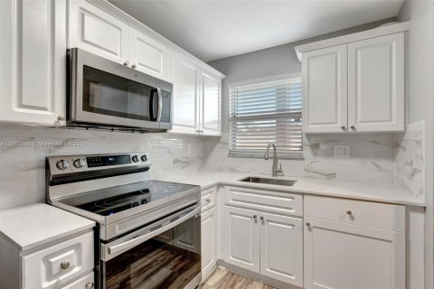 Condo in Sunrise, Florida, 2 bedrooms  № 1864174 - photo 9