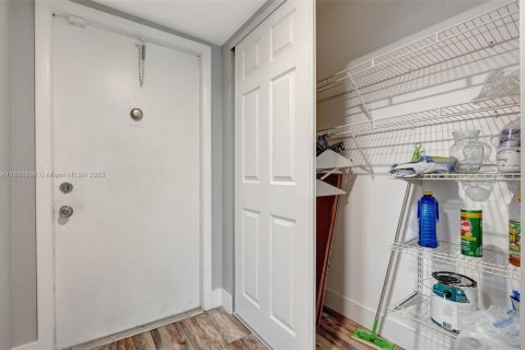 Condo in Sunrise, Florida, 2 bedrooms  № 1864174 - photo 6