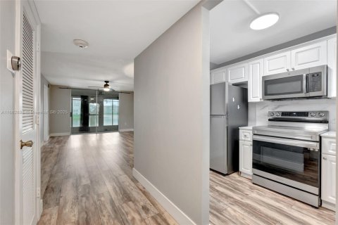 Condo in Sunrise, Florida, 2 bedrooms  № 1864174 - photo 11