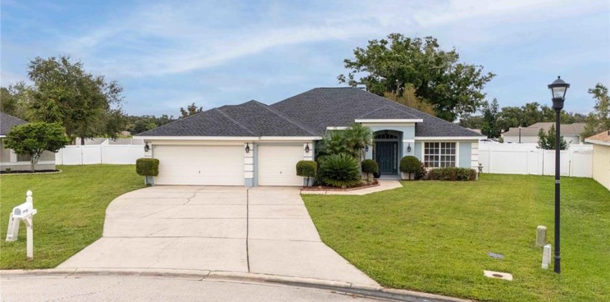 House in Auburndale, Florida 4 bedrooms, 212.19 sq.m. № 1900328