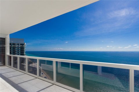 Condo in Hallandale Beach, Florida, 3 bedrooms  № 2053006 - photo 23