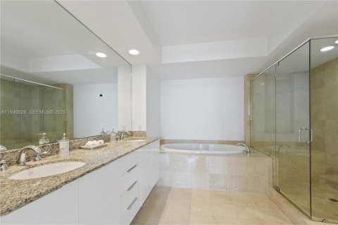 Condo in Hallandale Beach, Florida, 3 bedrooms  № 2053006 - photo 16