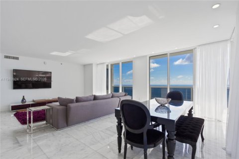 Condo in Hallandale Beach, Florida, 3 bedrooms  № 2053006 - photo 13