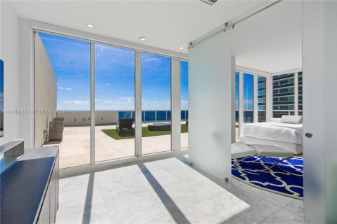 Condo in Hallandale Beach, Florida, 3 bedrooms  № 2053006 - photo 30