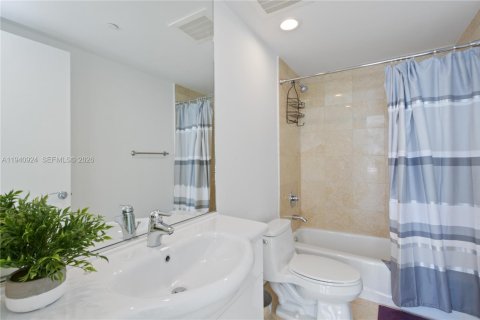 Condo in Hallandale Beach, Florida, 3 bedrooms  № 2053006 - photo 21