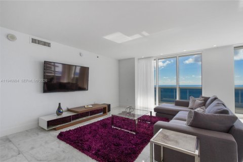 Condo in Hallandale Beach, Florida, 3 bedrooms  № 2053006 - photo 11