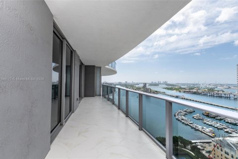 Condo in Miami, Florida, 3 bedrooms  № 1812198 - photo 1