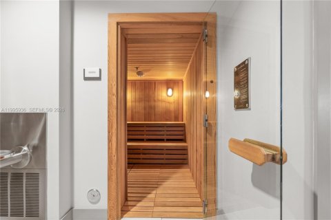 Condo in Doral, Florida, 2 bedrooms  № 2058275 - photo 17