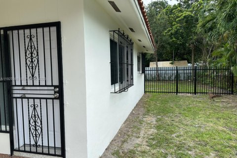 Villa ou maison à louer à Miami, Floride: 3 chambres, 162.21 m2 № 1987140 - photo 4