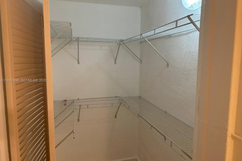 Villa ou maison à louer à Miami, Floride: 3 chambres, 162.21 m2 № 1987140 - photo 14