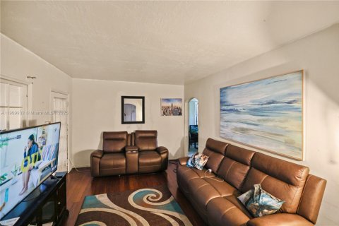 House in Miami, Florida 2 bedrooms, 94.85 sq.m. № 1965259 - photo 4
