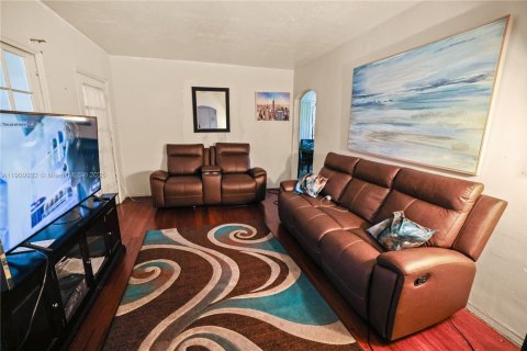 House in Miami, Florida 2 bedrooms, 94.85 sq.m. № 1965259 - photo 3