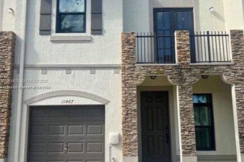 Снять в аренду таунхаус в Хомстед, Флорида 3 спальни, 153.85м2, № 1986137 - фото 1