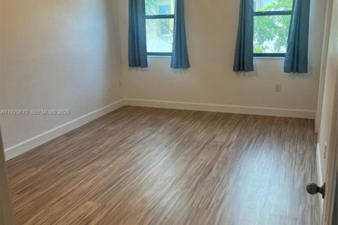 Снять в аренду таунхаус в Хомстед, Флорида 3 спальни, 153.85м2, № 1986137 - фото 13