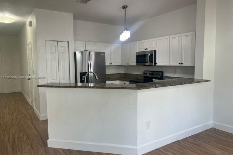 Снять в аренду таунхаус в Хомстед, Флорида 3 спальни, 153.85м2, № 1986137 - фото 3