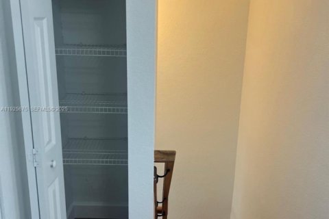 Снять в аренду таунхаус в Хомстед, Флорида 3 спальни, 153.85м2, № 1986137 - фото 23