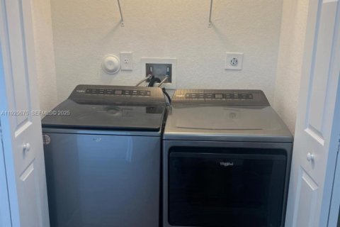 Снять в аренду таунхаус в Хомстед, Флорида 3 спальни, 153.85м2, № 1986137 - фото 10