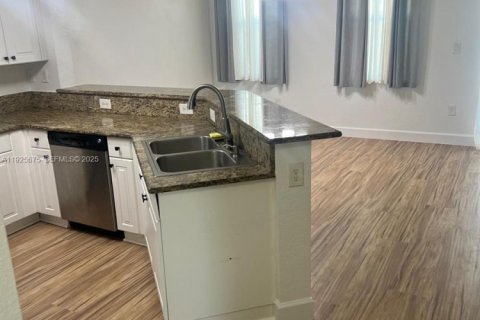 Снять в аренду таунхаус в Хомстед, Флорида 3 спальни, 153.85м2, № 1986137 - фото 22