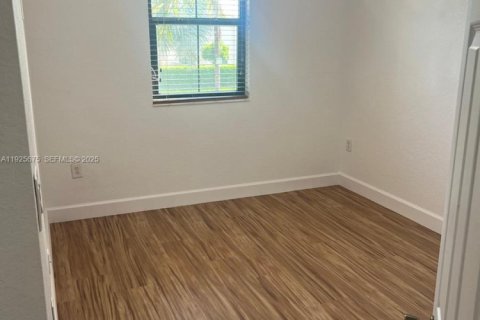 Снять в аренду таунхаус в Хомстед, Флорида 3 спальни, 153.85м2, № 1986137 - фото 9