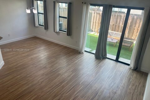 Снять в аренду таунхаус в Хомстед, Флорида 3 спальни, 153.85м2, № 1986137 - фото 6