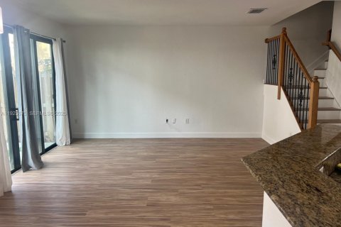 Снять в аренду таунхаус в Хомстед, Флорида 3 спальни, 153.85м2, № 1986137 - фото 5