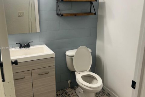 Снять в аренду таунхаус в Хомстед, Флорида 3 спальни, 153.85м2, № 1986137 - фото 2