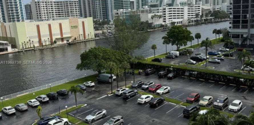 Condo in Hallandale Beach, Florida, 1 bedroom  № 2024110