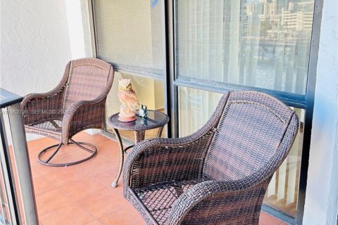 Condo in Hallandale Beach, Florida, 1 bedroom  № 2024110 - photo 25