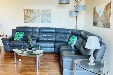Condo in Hallandale Beach, Florida, 1 bedroom  № 2024110 - photo 23