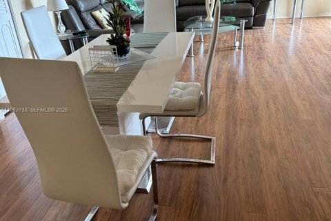 Condo in Hallandale Beach, Florida, 1 bedroom  № 2024110 - photo 5